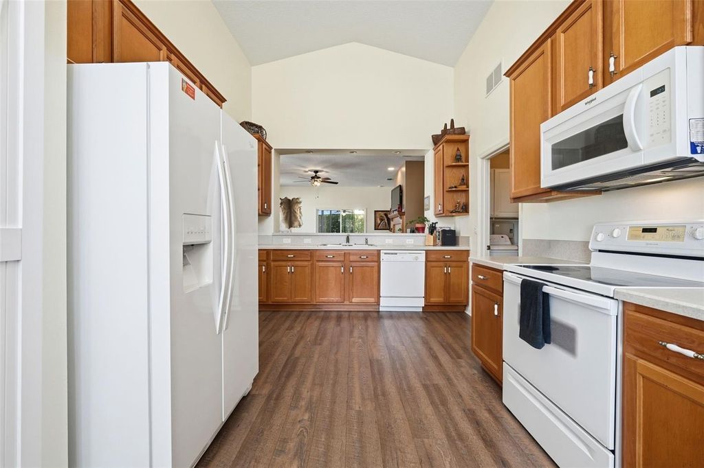 Image 7 of property listing at 5135 INDIAN OCEAN LOOP, Tavares, FL 32778