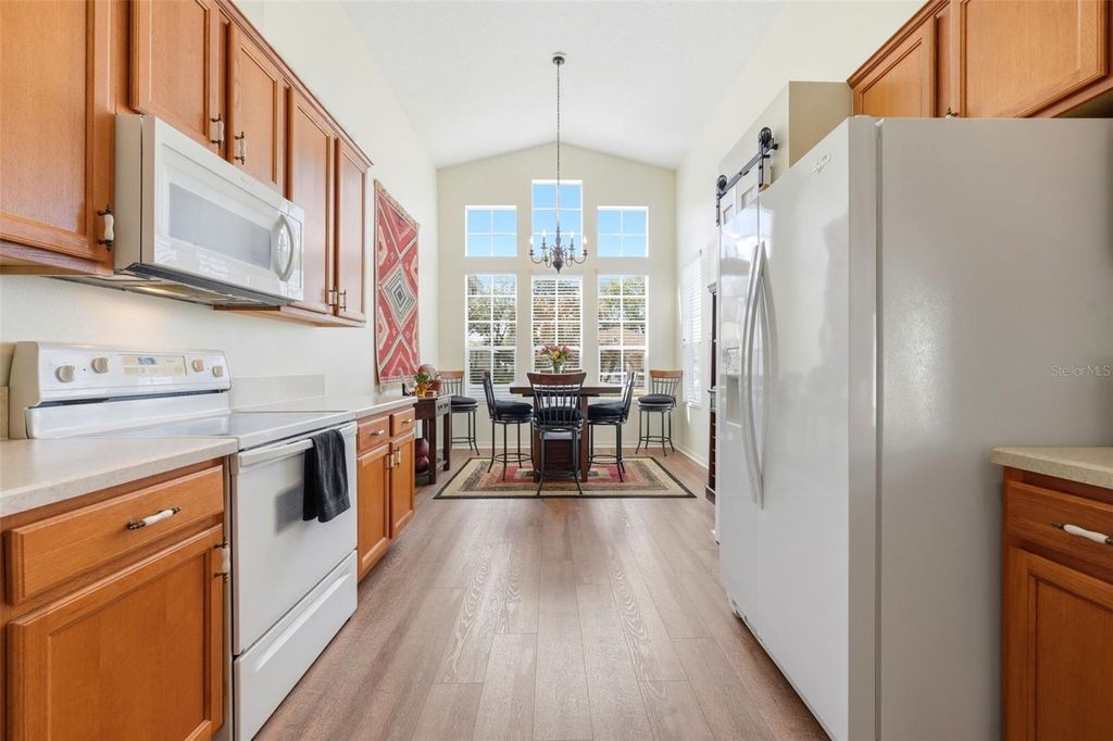 Image 8 of property listing at 5135 INDIAN OCEAN LOOP, Tavares, FL 32778