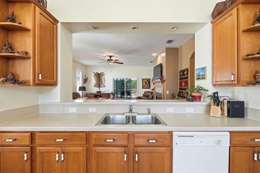 Image 10 of property listing at 5135 INDIAN OCEAN LOOP, Tavares, FL 32778