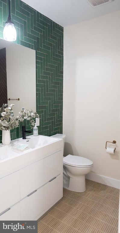 Image 2 of property listing at 225 VINCENT ST, Baltimore, MD 21223