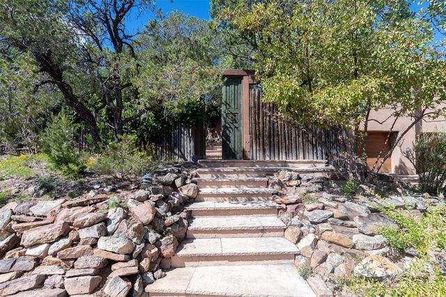 870 Paseo de Don Carlos, Santa Fe, NM 87501