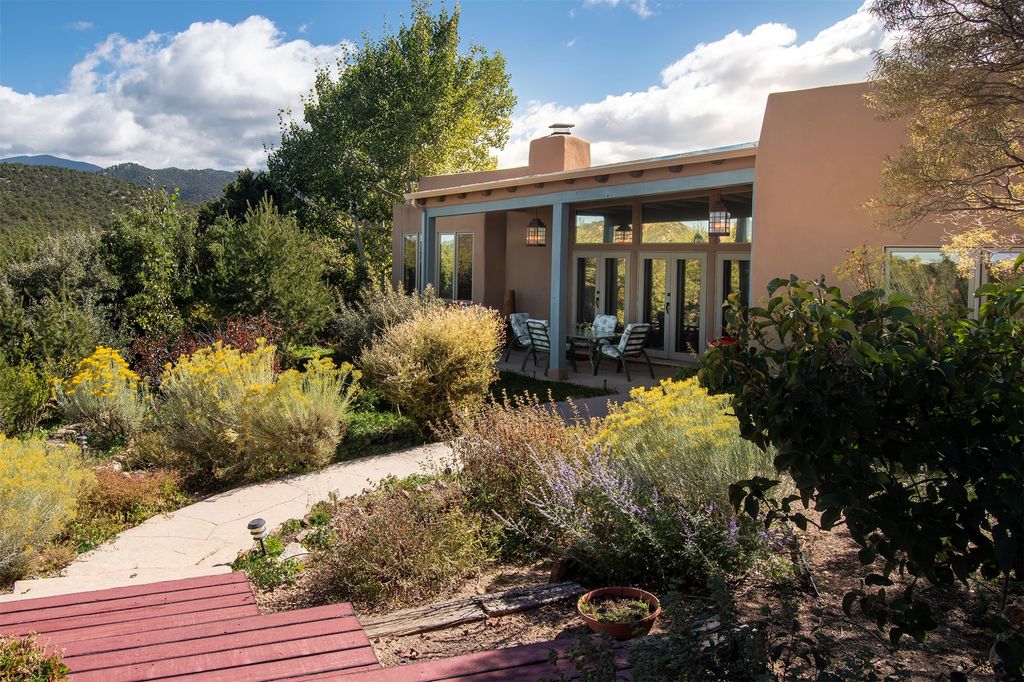870 Paseo de Don Carlos, Santa Fe, NM 87501