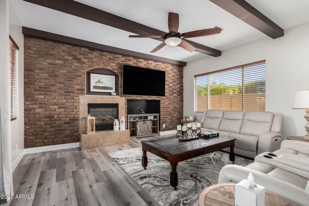 Image 12 of property listing at 3084 E CAPRICORN Way, Chandler, AZ 85249