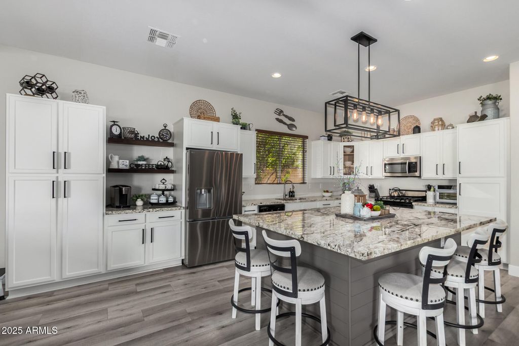 Image 15 of property listing at 3084 E CAPRICORN Way, Chandler, AZ 85249