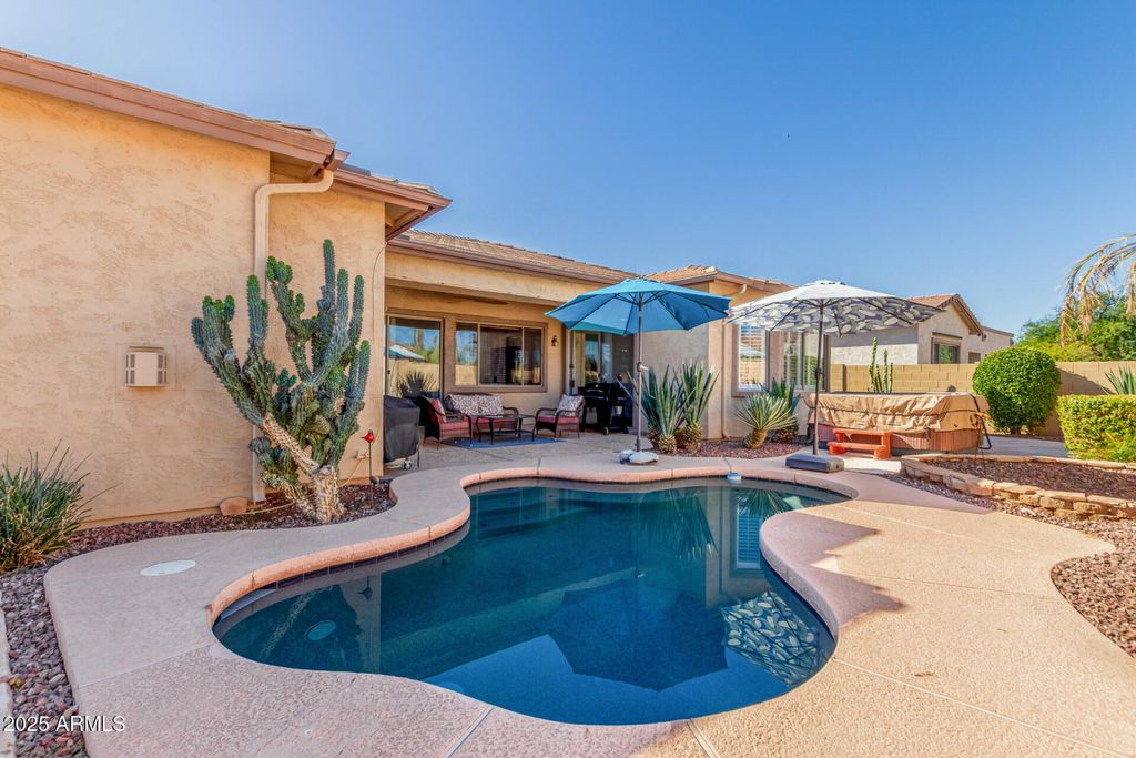 Image 2 of property listing at 3084 E CAPRICORN Way, Chandler, AZ 85249