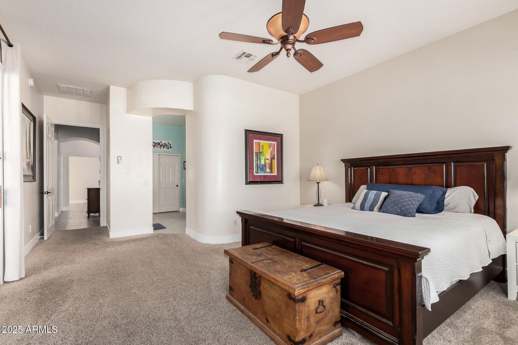 Image 20 of property listing at 3084 E CAPRICORN Way, Chandler, AZ 85249