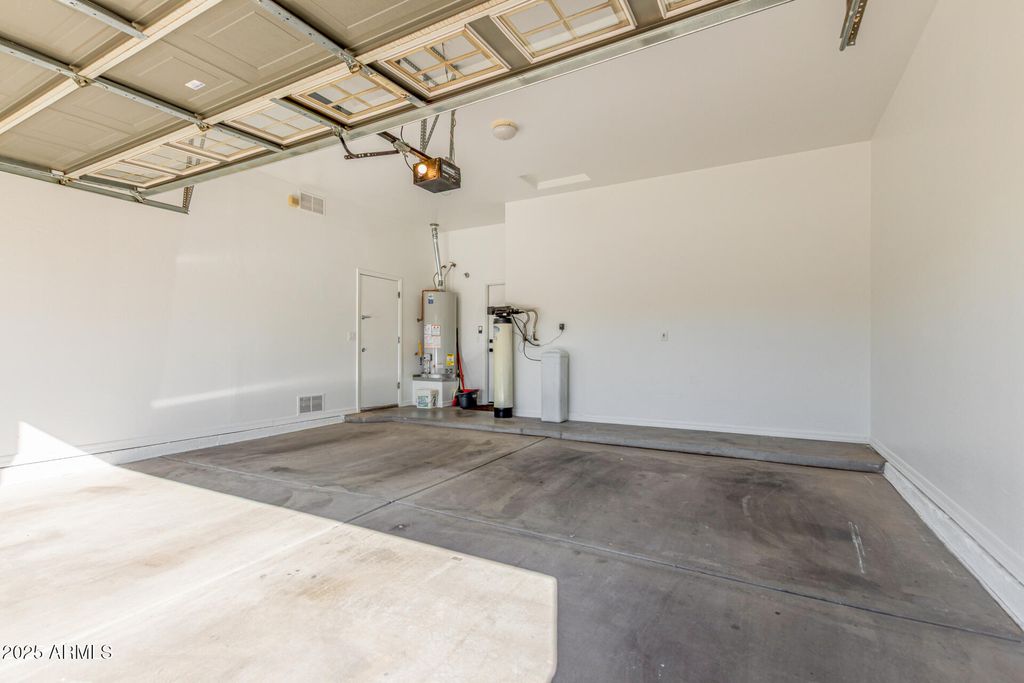 Image 32 of property listing at 3084 E CAPRICORN Way, Chandler, AZ 85249