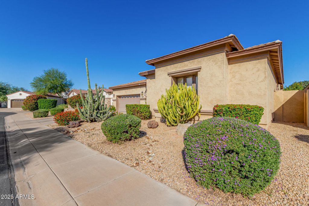Image 6 of property listing at 3084 E CAPRICORN Way, Chandler, AZ 85249