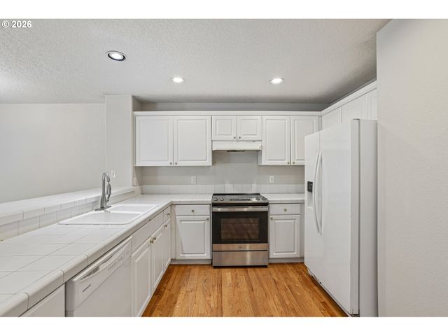 6476 Nw SHELSAM Ter, Portland, OR 97229