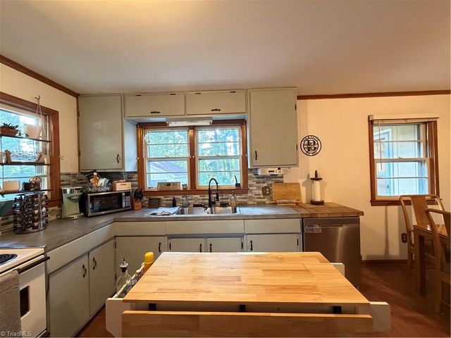 16 Vivian Street, Thomasville, NC 27360