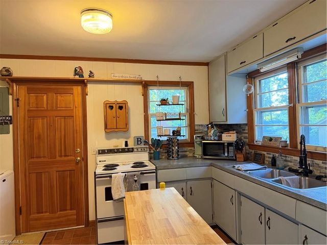 16 Vivian Street, Thomasville, NC 27360