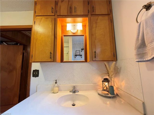 16 Vivian Street, Thomasville, NC 27360