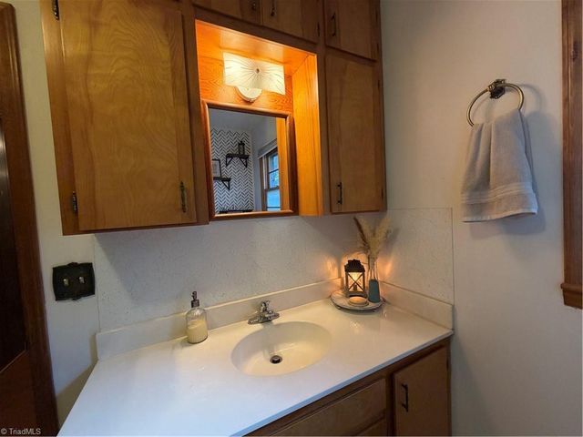 16 Vivian Street, Thomasville, NC 27360