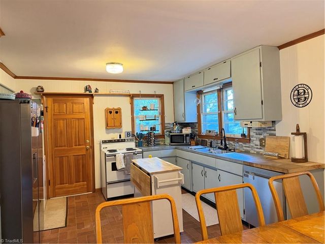 16 Vivian Street, Thomasville, NC 27360