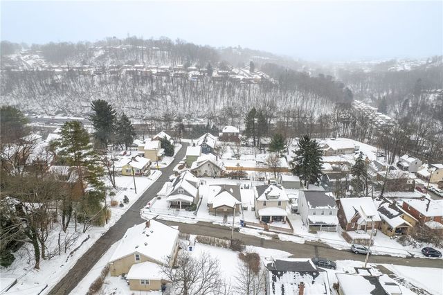 2652 Ivyglen St, Overbrook, PA 15227