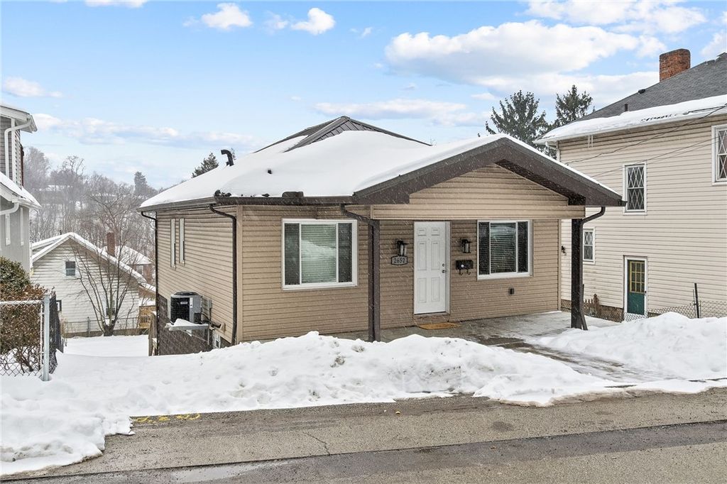 2652 Ivyglen St, Overbrook, PA 15227