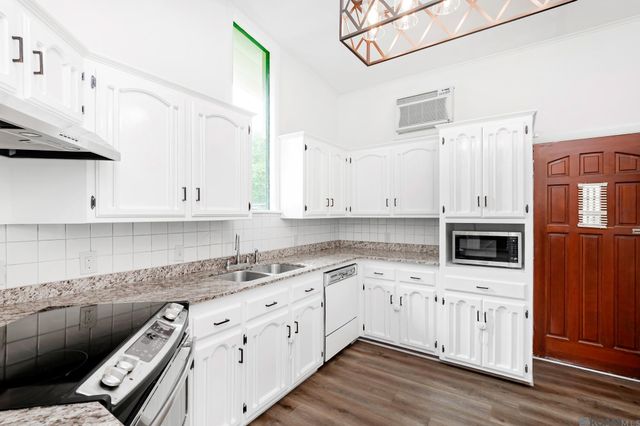 9524 E Van Pl, Baton Rouge, LA 70815