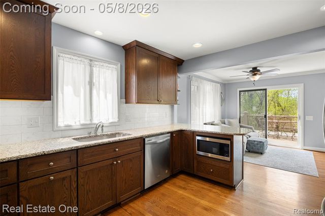 2527 Munster Road, Rochester Hills, MI 48309