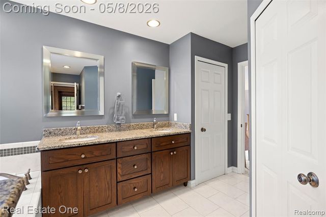 2527 Munster Road, Rochester Hills, MI 48309