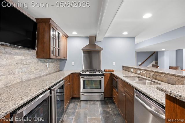 2527 Munster Road, Rochester Hills, MI 48309