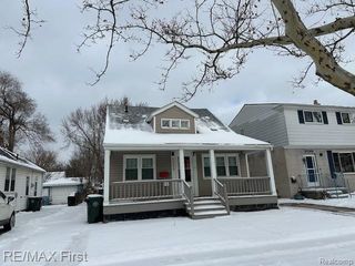 2202 Hollywood Avenue, Grosse Pointe Woods, MI 48236