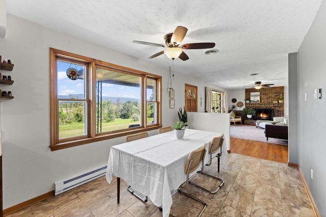 13767 CREST HILL RD, Flint Hill, VA 22627