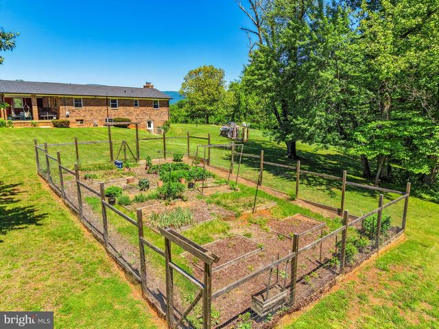 13767 CREST HILL RD, Flint Hill, VA 22627