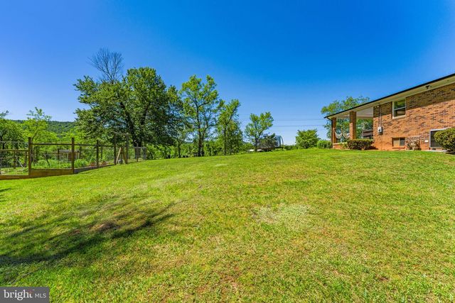 13767 CREST HILL RD, Flint Hill, VA 22627