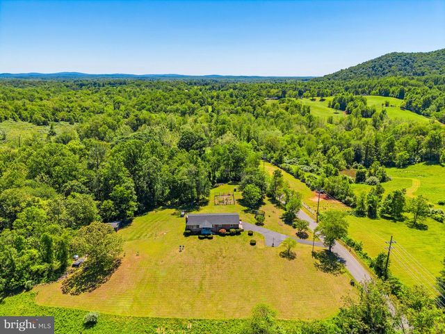 13767 CREST HILL RD, Flint Hill, VA 22627