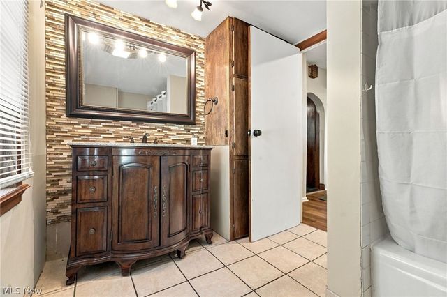 1953 Lawn Avenue, Lowellville, OH 44436