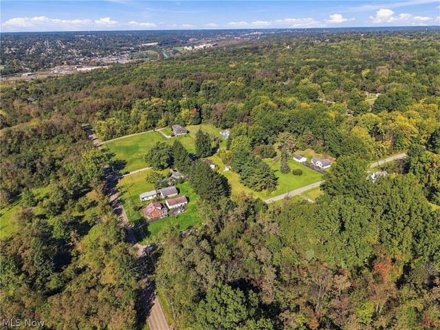 1953 Lawn Avenue, Lowellville, OH 44436