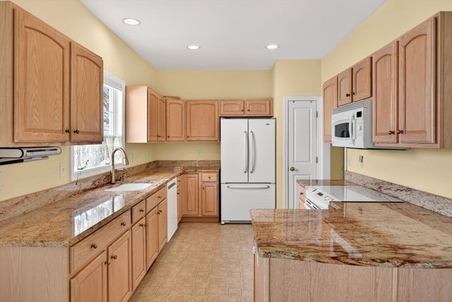 6 Champlain Cir, Plymouth, MA 02360