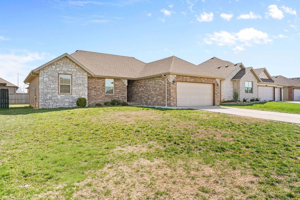 696 N Montego Street, Nixa, MO 65714