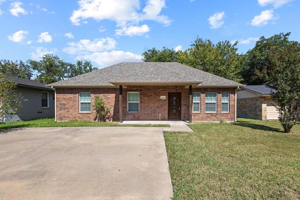 1711 W Birge Street, Sherman, TX 75092