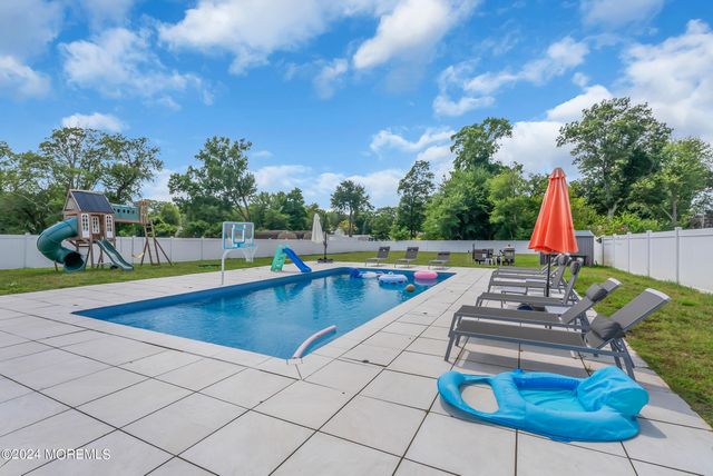 24 Johnston Street, Oakhurst, NJ 07755