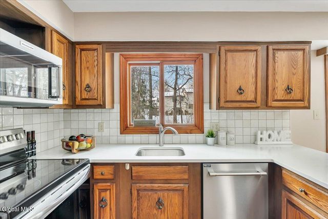 767 Huntingdon Drive, Niskayuna, NY 12309