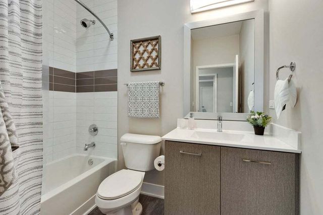 18W070 Royce Boulevard 319, Oakbrook Terrace, IL 60181