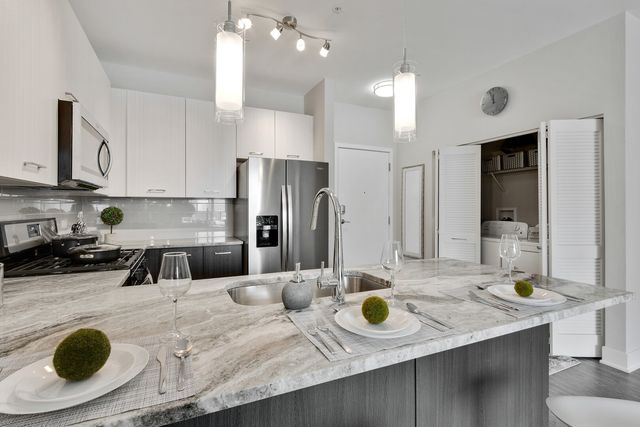 18W070 Royce Boulevard 319, Oakbrook Terrace, IL 60181