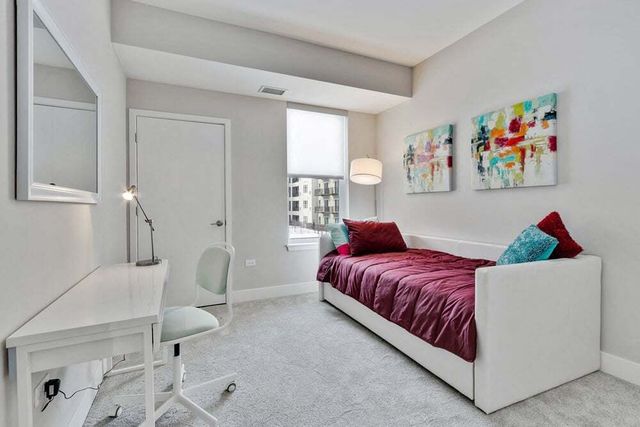 18W070 Royce Boulevard 319, Oakbrook Terrace, IL 60181