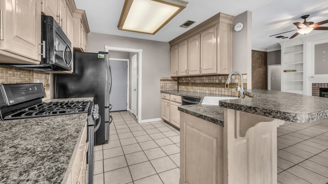 808 W Couts Street, Weatherford, TX 76086