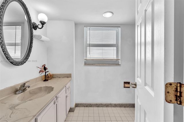 1865 S Ocean Dr 19E, Hallandale Beach, FL 33009