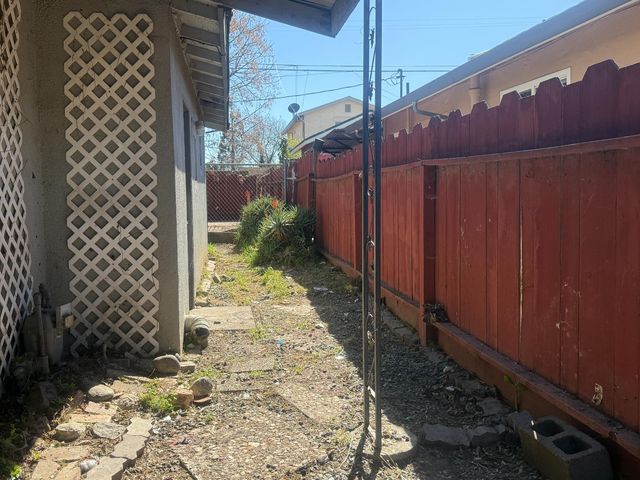 6445 7th St, Riverbank, CA 95367