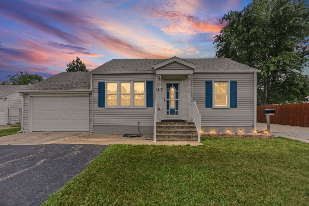 Image 1 of property listing at 1215 S Lincoln Boulevard, Centralia, IL 62801