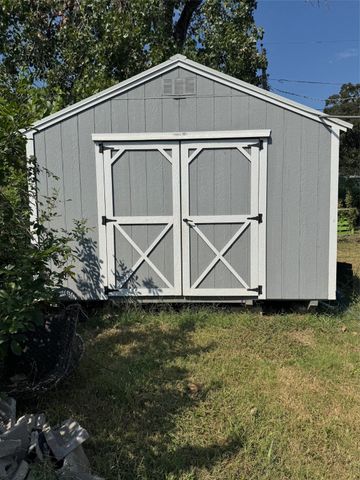 2213 Oakridge Drive, Haltom City, TX 76117