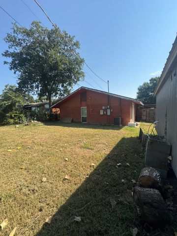 2213 Oakridge Drive, Haltom City, TX 76117