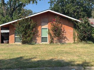 2213 Oakridge Drive, Haltom City, TX 76117