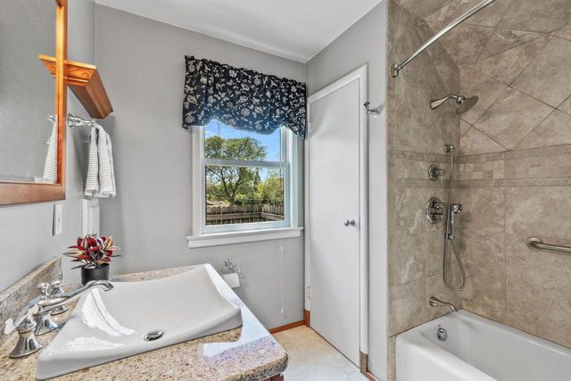 6265 N Bay Ridge AVENUE, Whitefish Bay, WI 53217