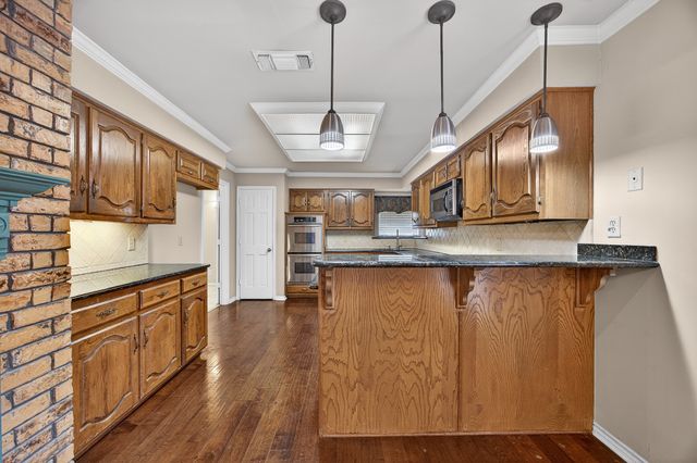 100 Castle Court, Irving, TX 75038