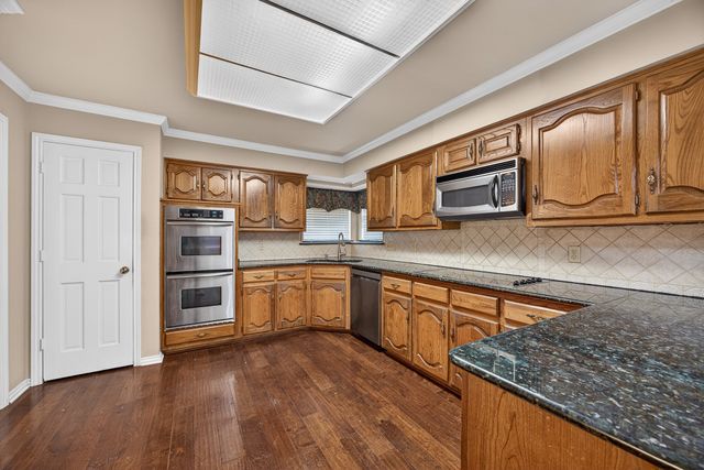 100 Castle Court, Irving, TX 75038