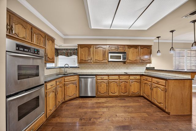 100 Castle Court, Irving, TX 75038